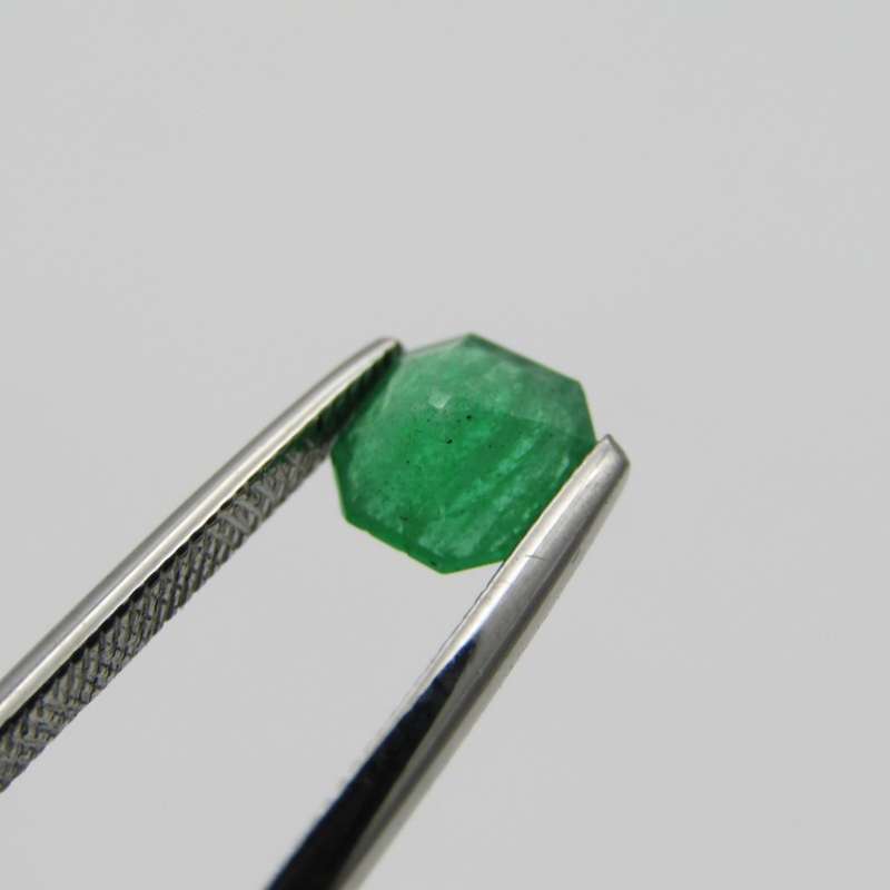 Natural Emerald 0,75 carat - Medium toned green certified by Gemlab