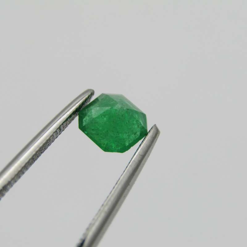 Natural Emerald 0,75 carat - Medium toned green certified by Gemlab