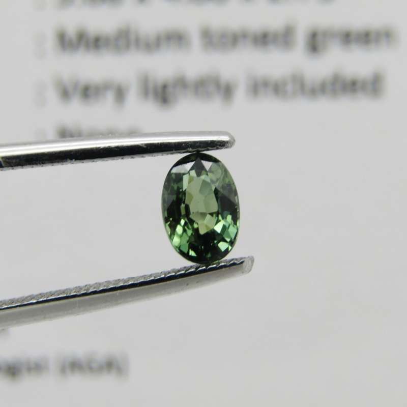 Natural Sapphire of 0,67 carat - Medium toned green - oval mixed cut - with Gemlab certificate