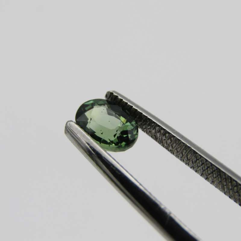 Natural Sapphire of 0,67 carat - Medium toned green - oval mixed cut - with Gemlab certificate