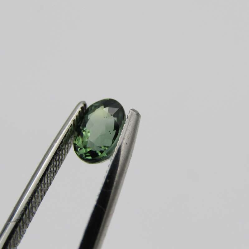 Natural Sapphire of 0,67 carat - Medium toned green - oval mixed cut - with Gemlab certificate
