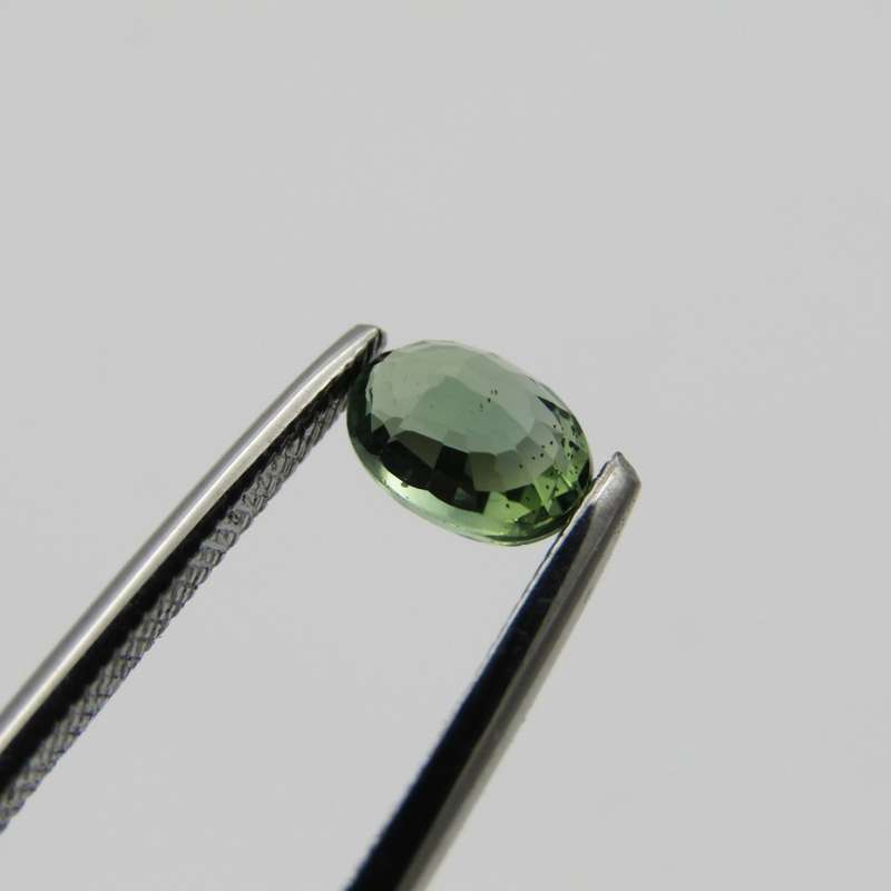 Natural Sapphire of 0,67 carat - Medium toned green - oval mixed cut - with Gemlab certificate
