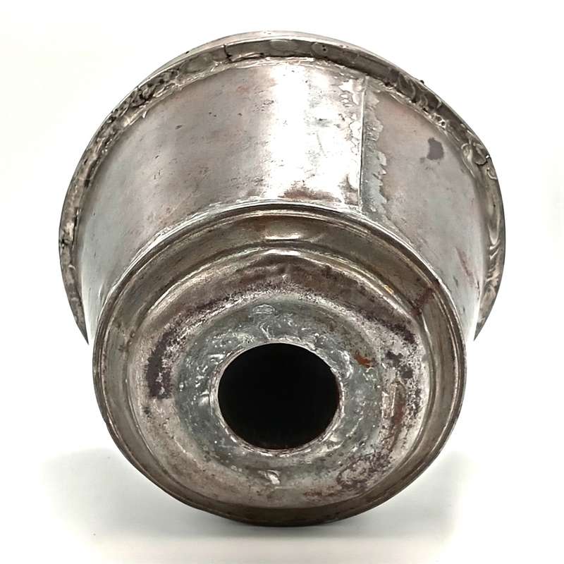 Antique baking tin with lid
