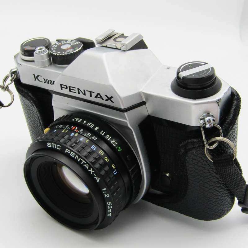 Vintage Pentax K1000 camera with extra lens and flash - very good condition