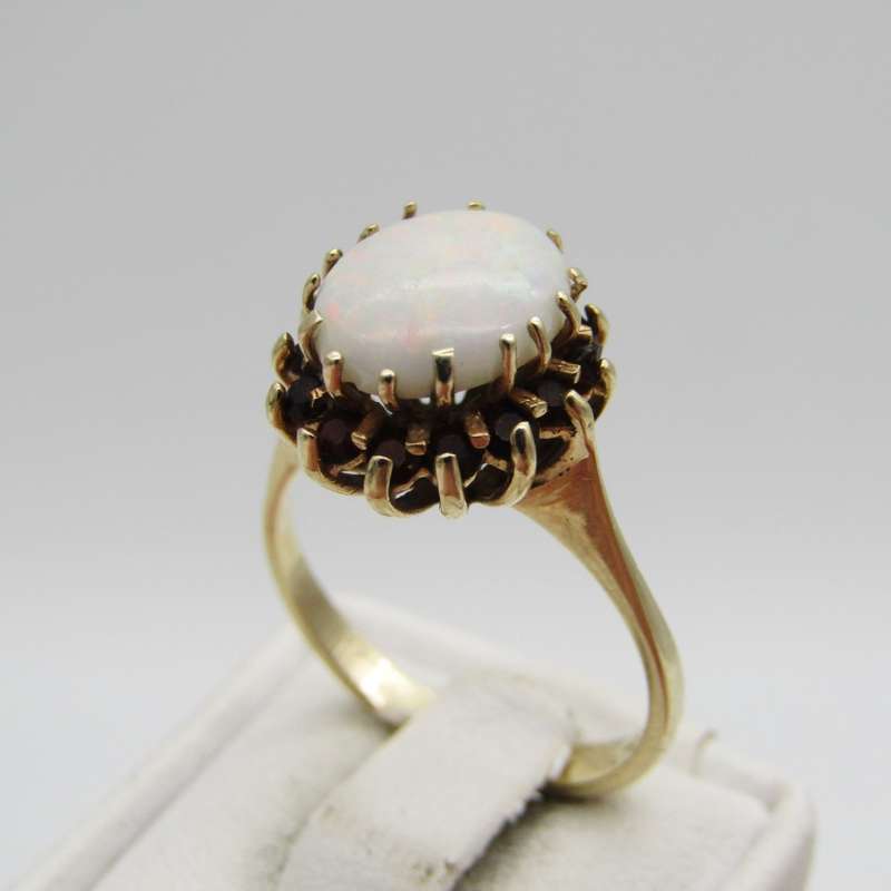 Beautiful 9kt Gold Opal ring with garnets - weighs 3,0g - Size N