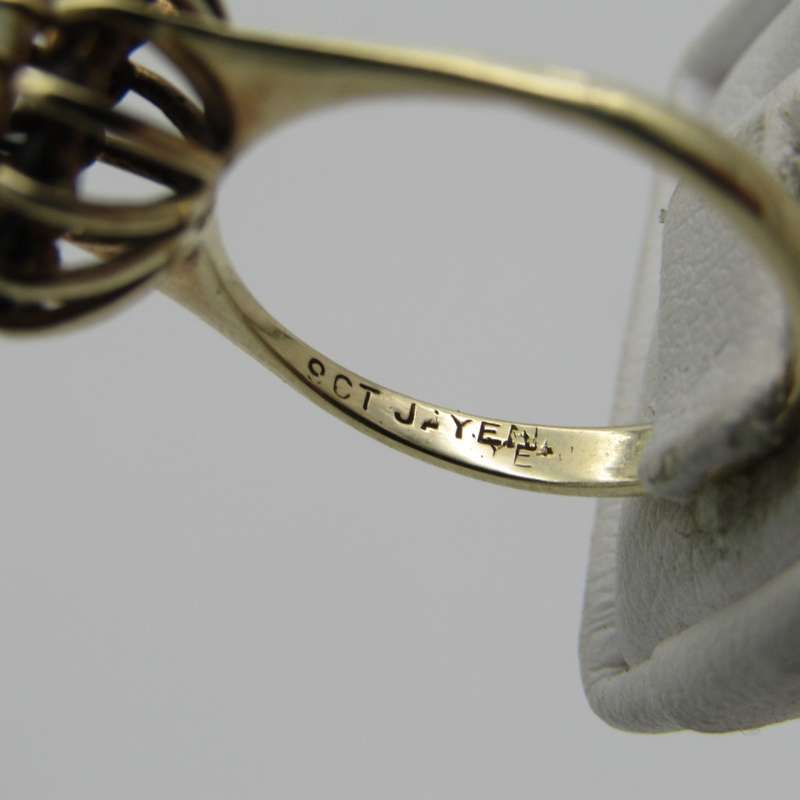 Beautiful 9kt Gold Opal ring with garnets - weighs 3,0g - Size N
