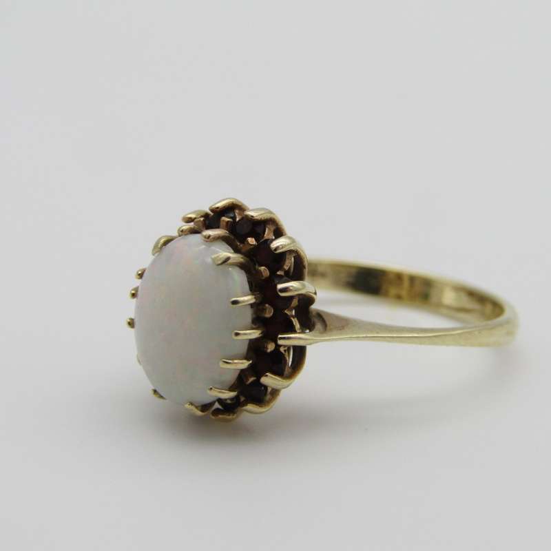 Beautiful 9kt Gold Opal ring with garnets - weighs 3,0g - Size N