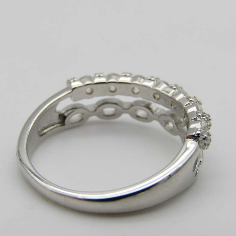 Sterling Silver ring with chain design and clear stones - Size Q - 2,9g