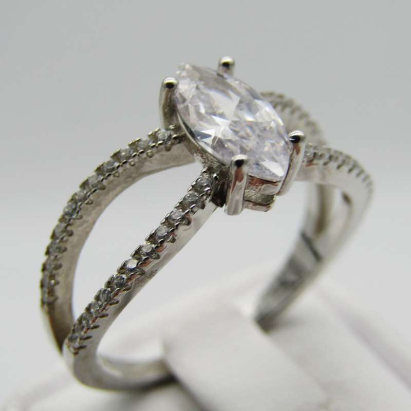 Sterling Silver ring with beautiful clear stone - Size Q - 3,1g