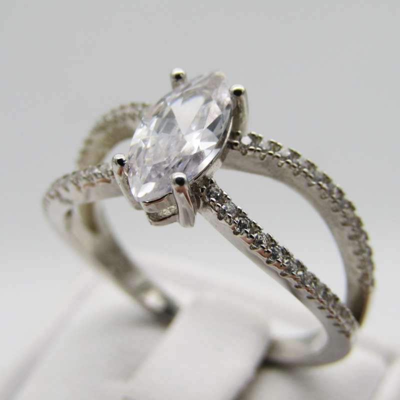 Sterling Silver ring with beautiful clear stone - Size Q - 3,1g
