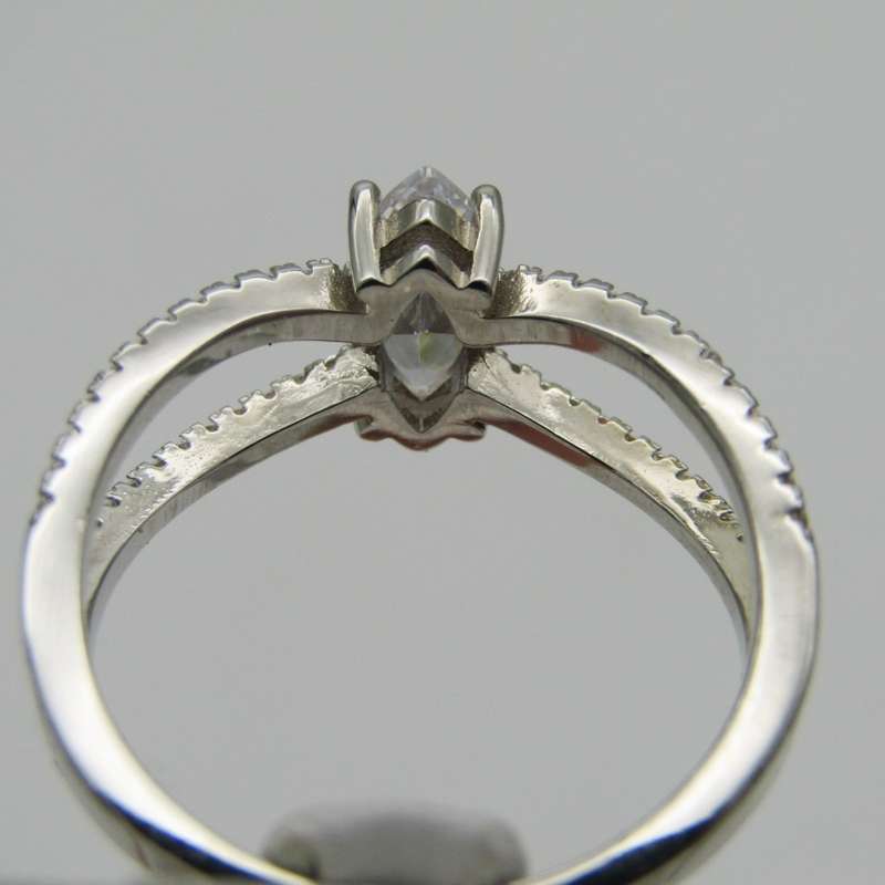 Sterling Silver ring with beautiful clear stone - Size Q - 3,1g
