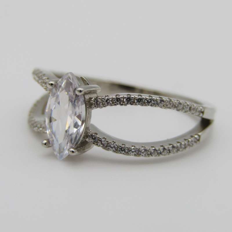 Sterling Silver ring with beautiful clear stone - Size Q - 3,1g
