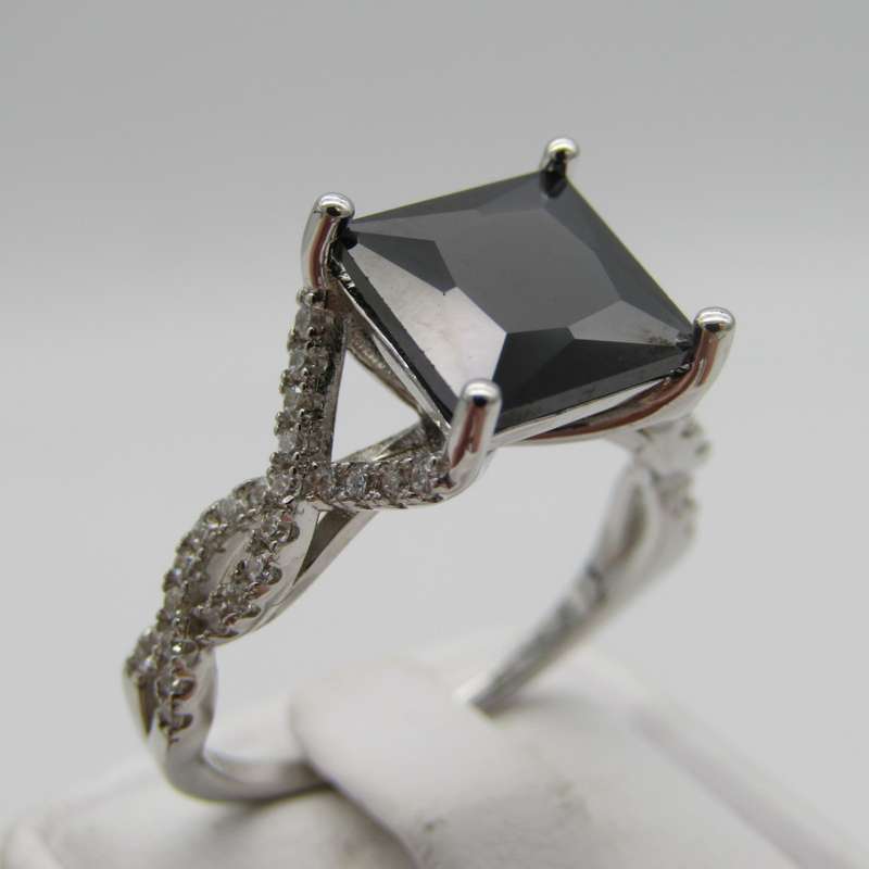 Stunning Sterling Silver ring with black stone - Size S - 4,7g