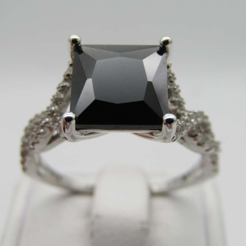 Stunning Sterling Silver ring with black stone - Size S - 4,7g