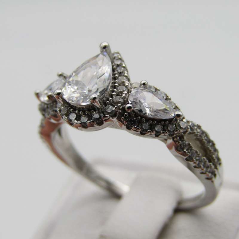 Stunning Sterling Silver ring with clear stones - Size Q - 3,7g