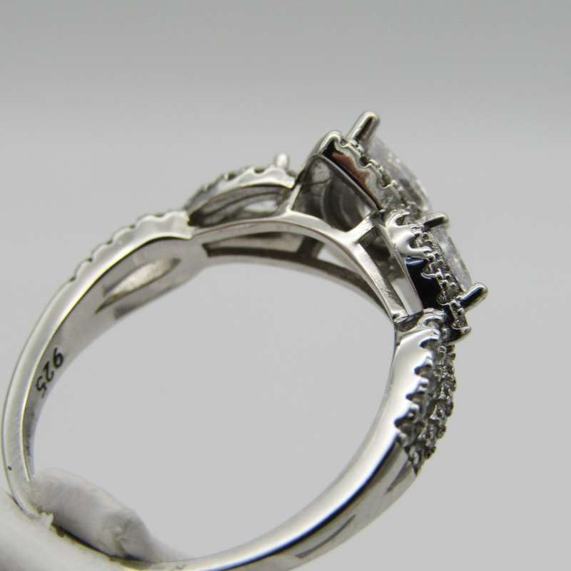 Stunning Sterling Silver ring with clear stones - Size Q - 3,7g
