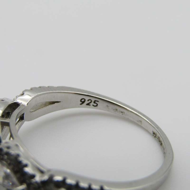 Stunning Sterling Silver ring with clear stones - Size Q - 3,7g