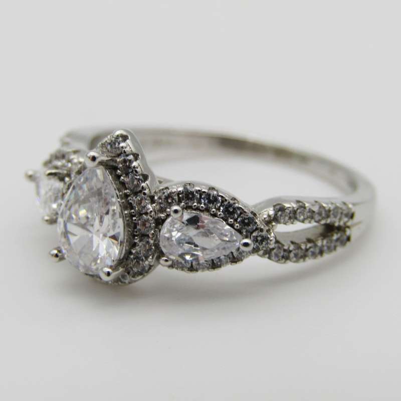 Stunning Sterling Silver ring with clear stones - Size Q - 3,7g