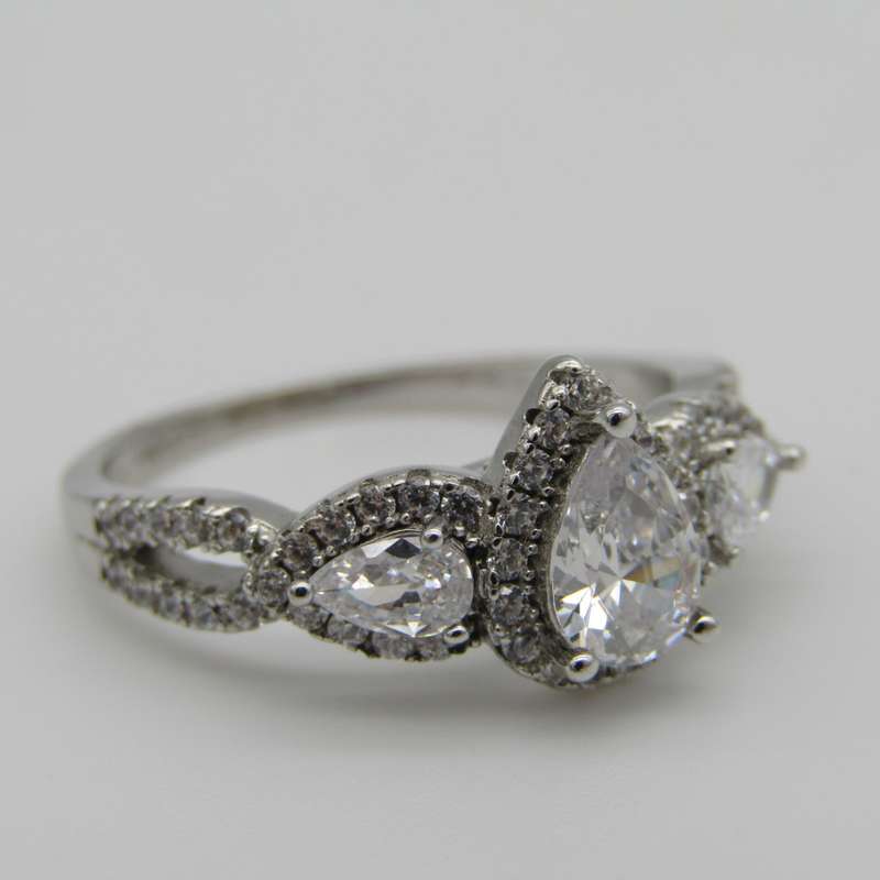 Stunning Sterling Silver ring with clear stones - Size Q - 3,7g