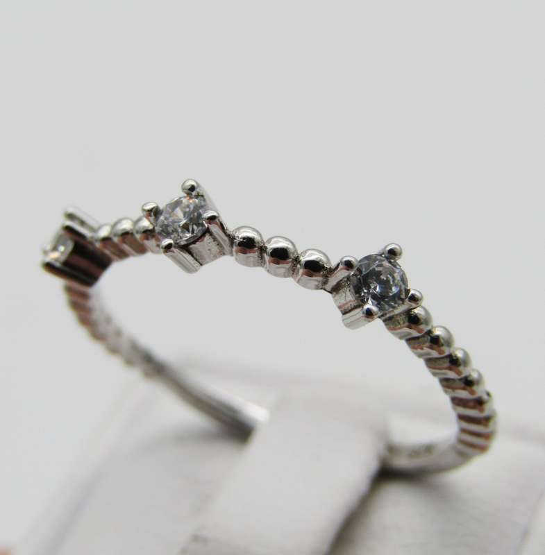 Sterling Silver ring with three clear stones - Size Q - 1,3g