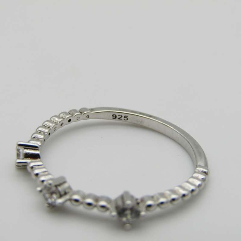 Sterling Silver ring with three clear stones - Size Q - 1,3g
