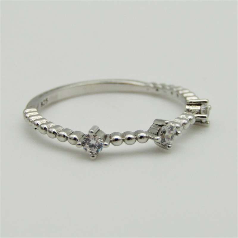 Sterling Silver ring with three clear stones - Size Q - 1,3g