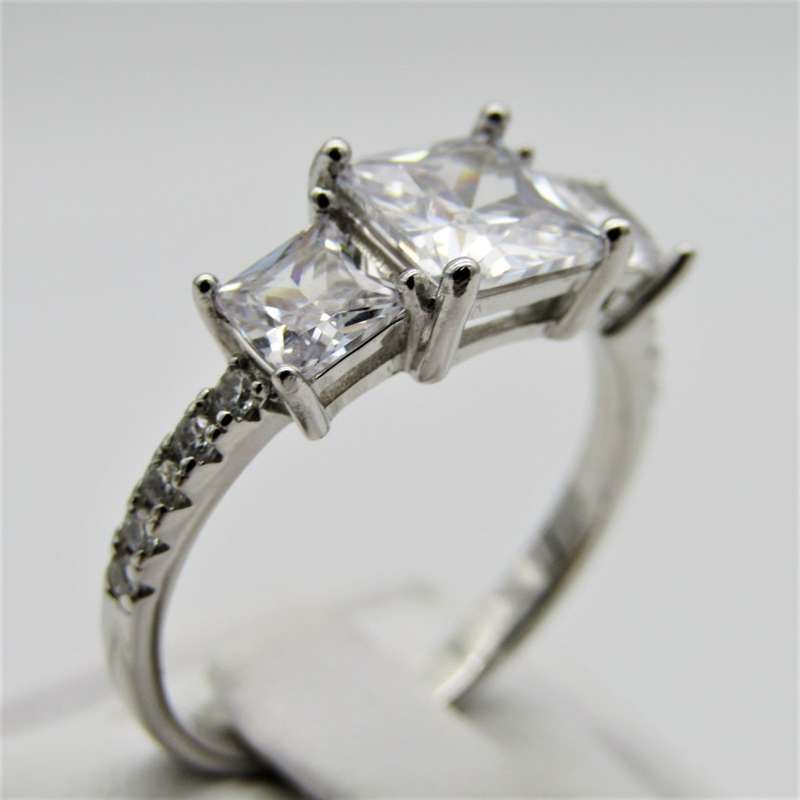 Beautiful Sterling Silver ring with 3 big clear stones - Size N - 2,5g
