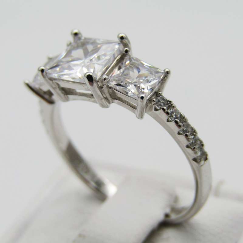 Beautiful Sterling Silver ring with 3 big clear stones - Size N - 2,5g