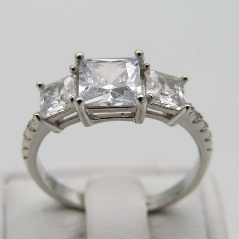 Beautiful Sterling Silver ring with 3 big clear stones - Size N - 2,5g