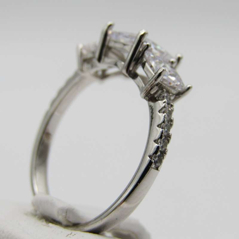 Beautiful Sterling Silver ring with 3 big clear stones - Size N - 2,5g