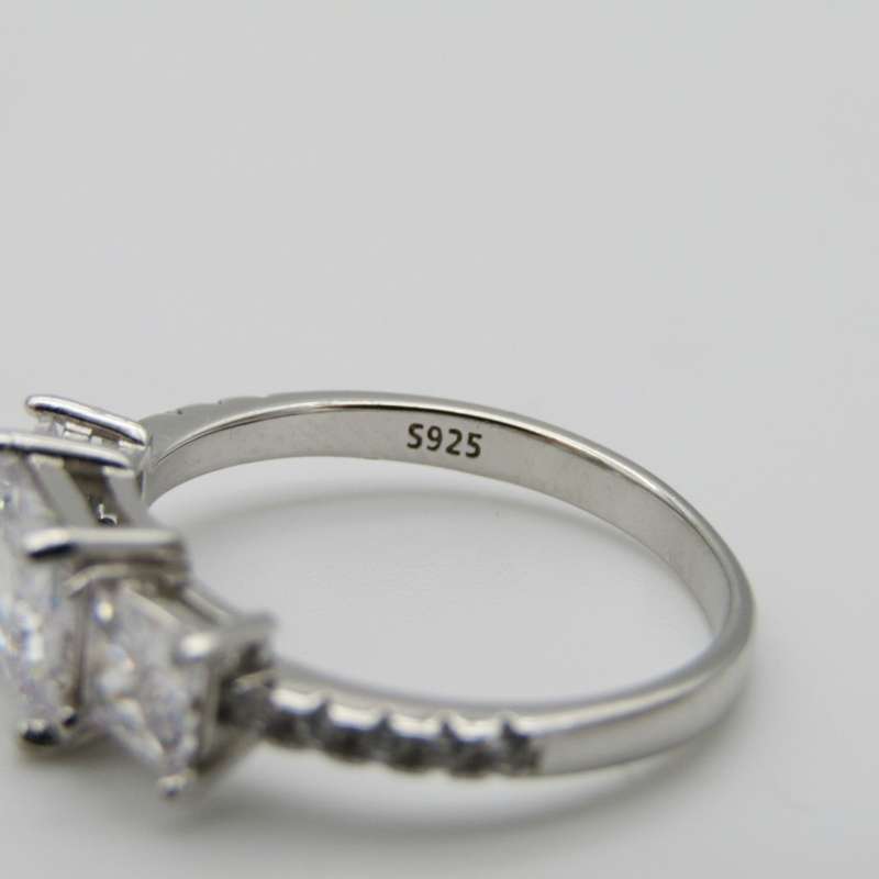 Beautiful Sterling Silver ring with 3 big clear stones - Size N - 2,5g
