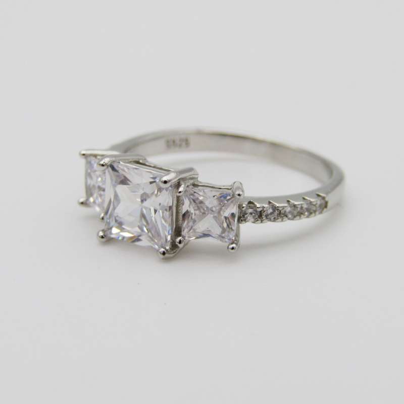 Beautiful Sterling Silver ring with 3 big clear stones - Size N - 2,5g