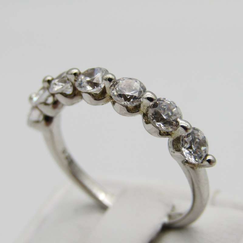 Beautiful Sterling Silver ring with 7 clear stones - Size M - 2,2g