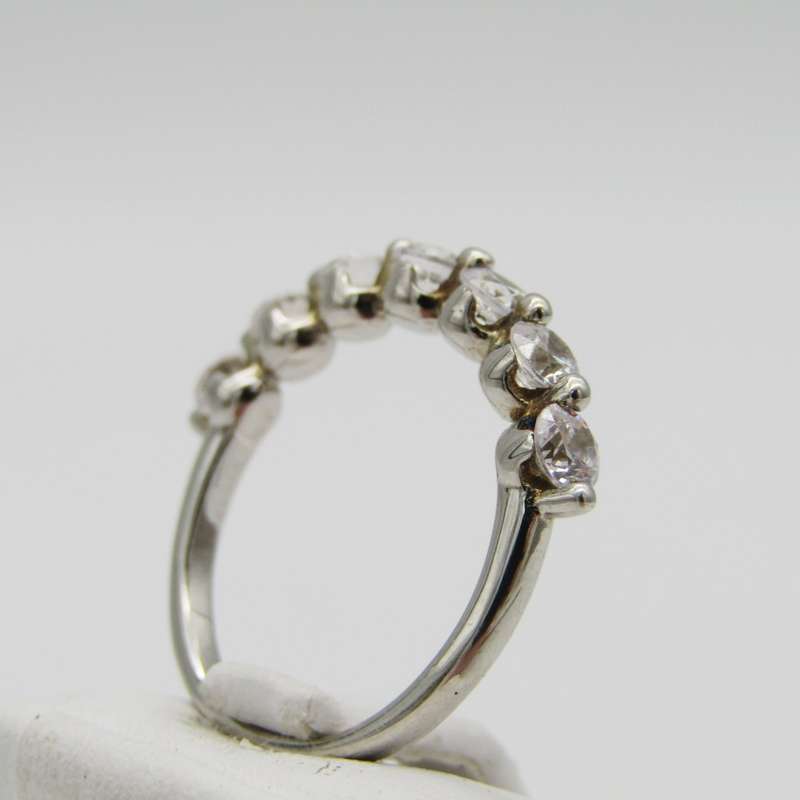 Beautiful Sterling Silver ring with 7 clear stones - Size M - 2,2g