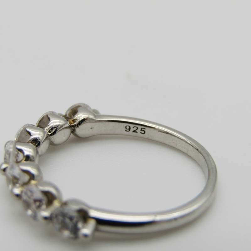 Beautiful Sterling Silver ring with 7 clear stones - Size M - 2,2g
