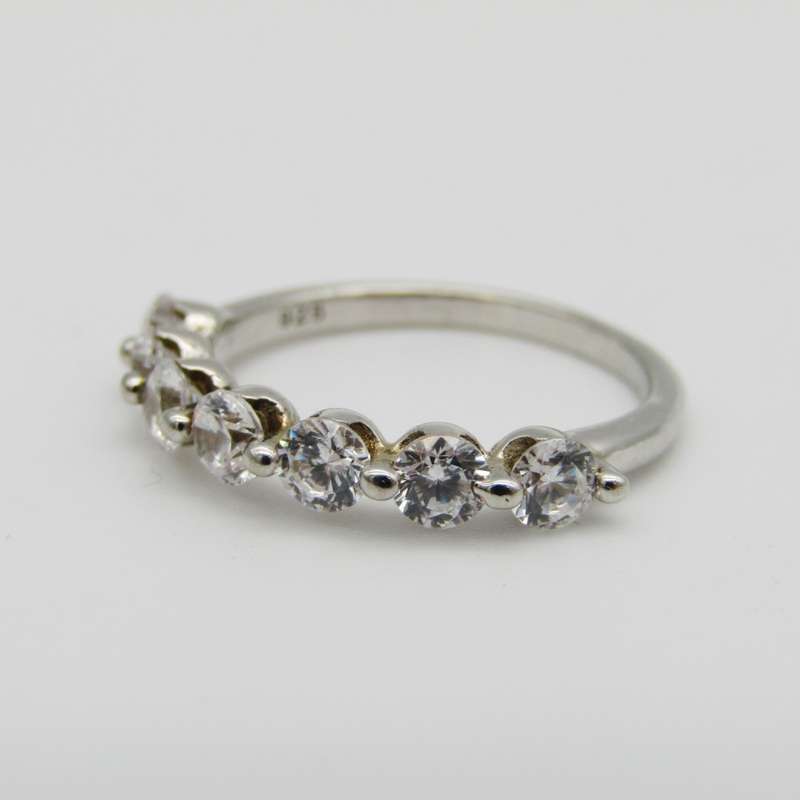 Beautiful Sterling Silver ring with 7 clear stones - Size M - 2,2g