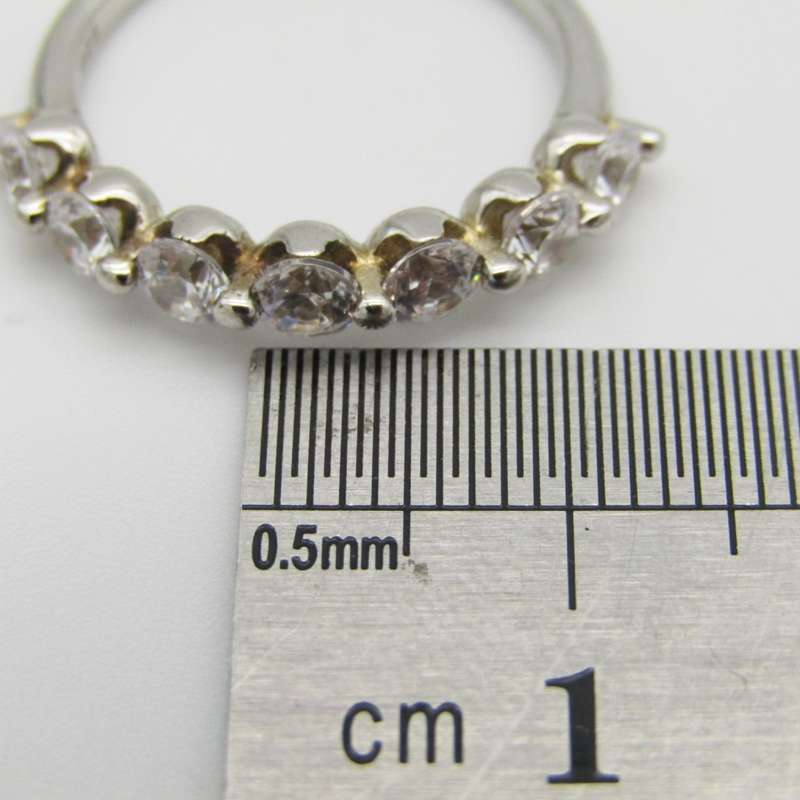 Beautiful Sterling Silver ring with 7 clear stones - Size M - 2,2g