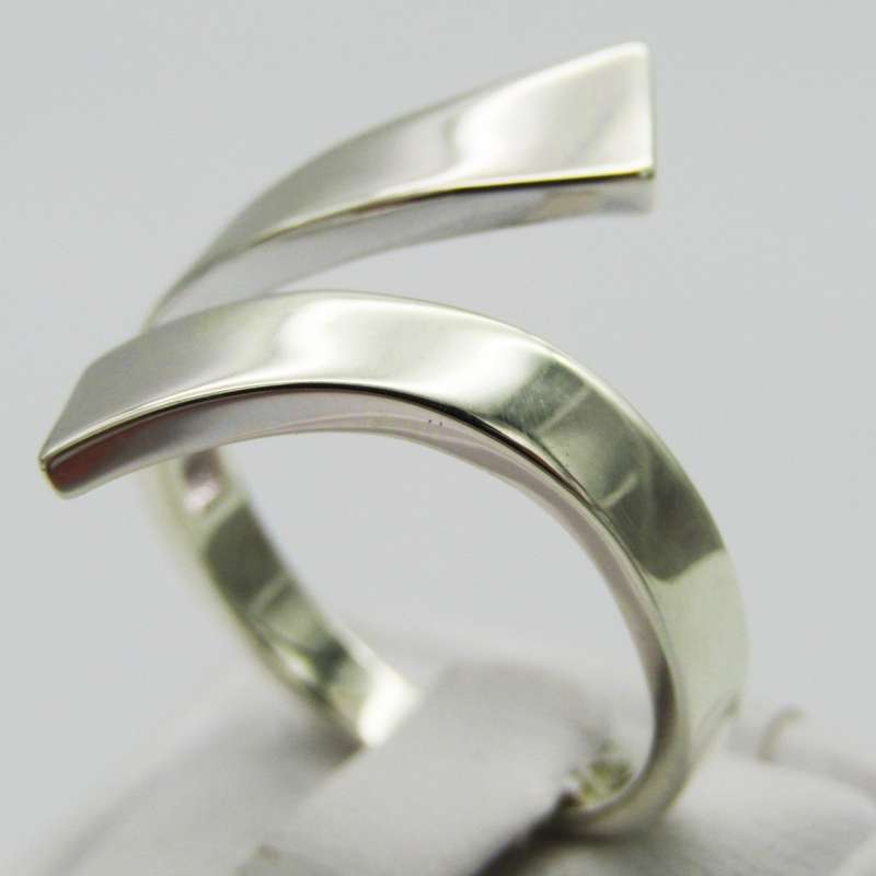 Interesting Sterling Silver ring - Size S - 4g