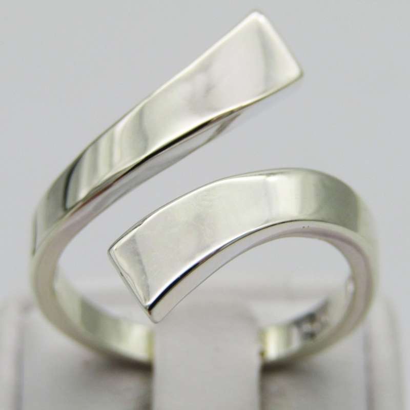 Interesting Sterling Silver ring - Size S - 4g