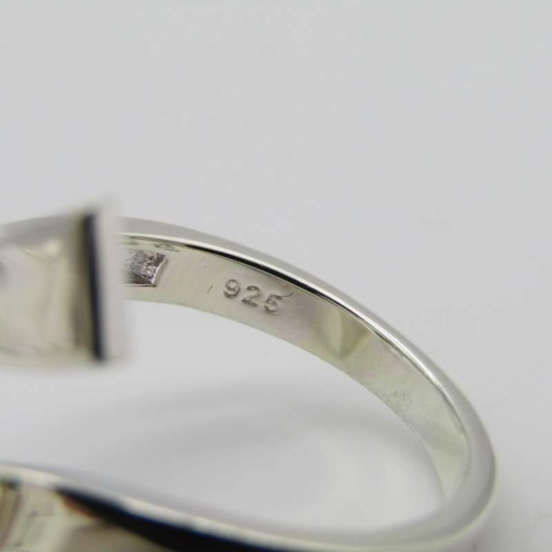 Interesting Sterling Silver ring - Size S - 4g