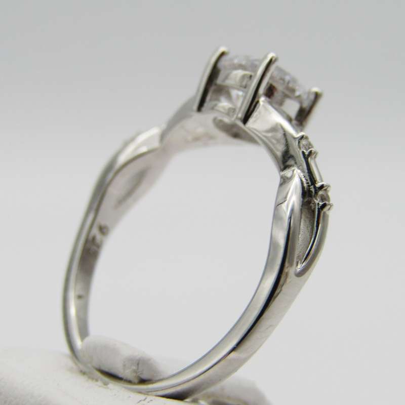 Sterling Silver ring with beautiful clear stone - Size P - 3,1g