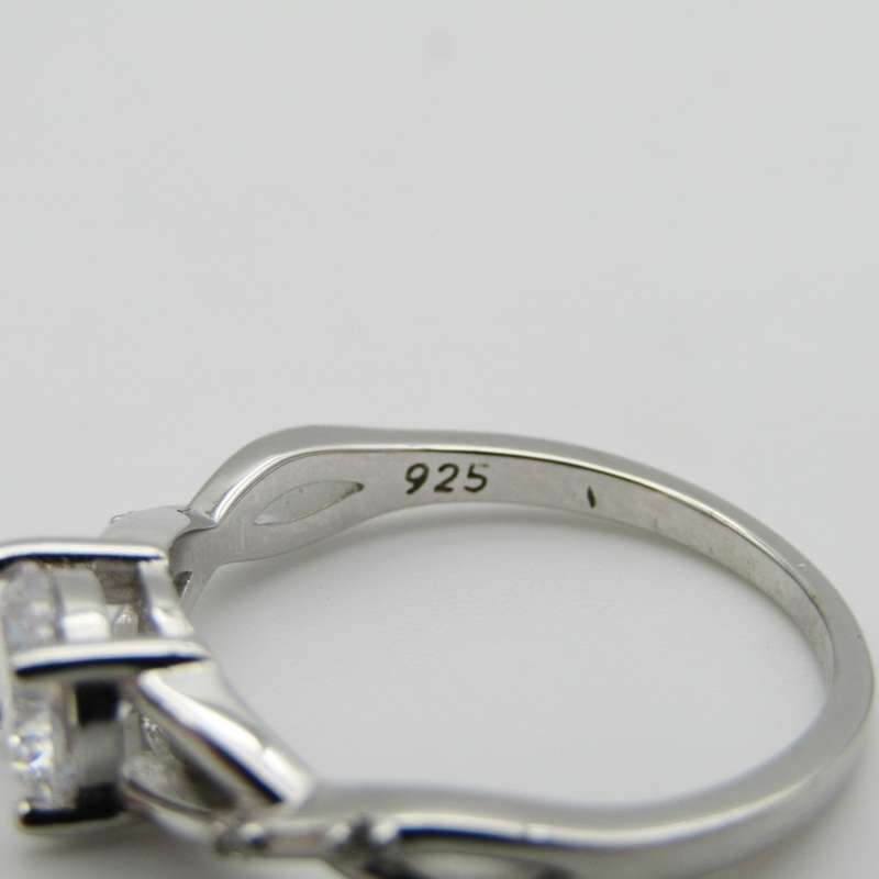 Sterling Silver ring with beautiful clear stone - Size P - 3,1g
