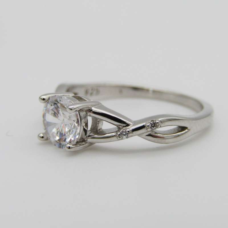 Sterling Silver ring with beautiful clear stone - Size P - 3,1g