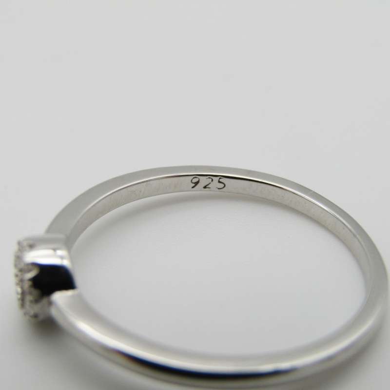 Beautiful Sterling Silver ring - Size R - 2g