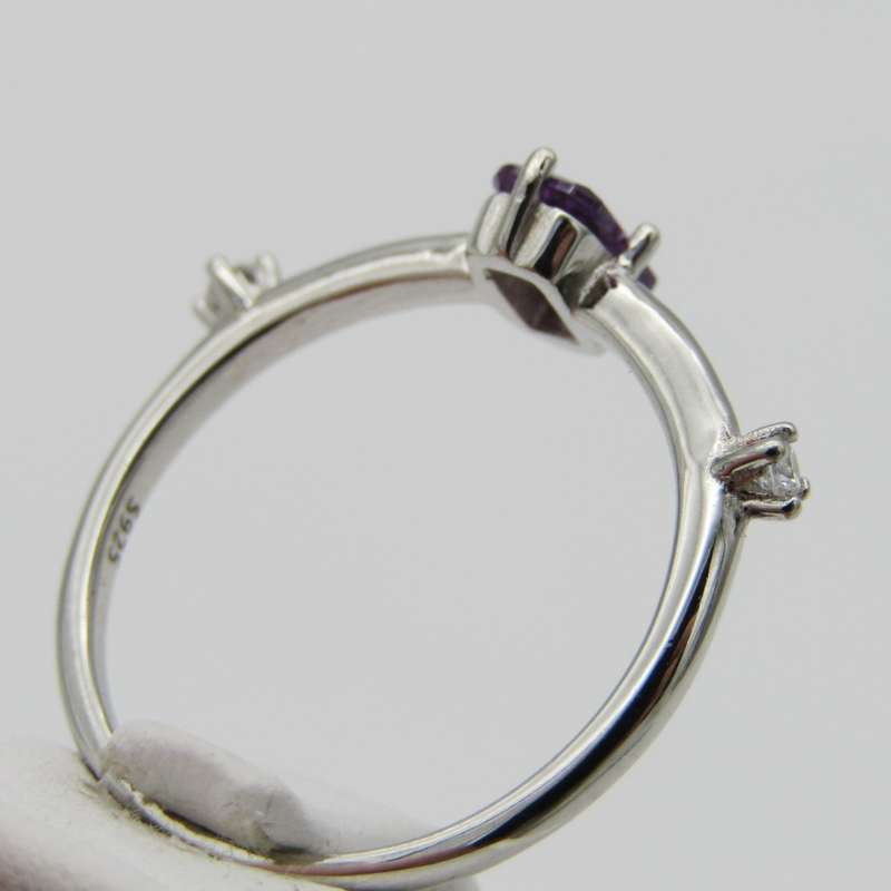 Sterling Silver ring with two clear stones and one purple stone - Size R - 2,2g