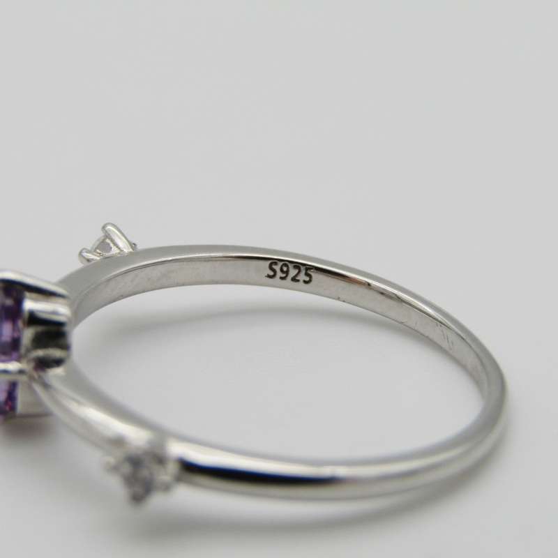 Sterling Silver ring with two clear stones and one purple stone - Size R - 2,2g