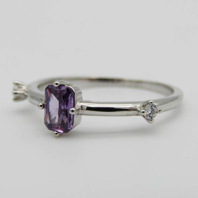 Sterling Silver ring with two clear stones and one purple stone - Size R - 2,2g