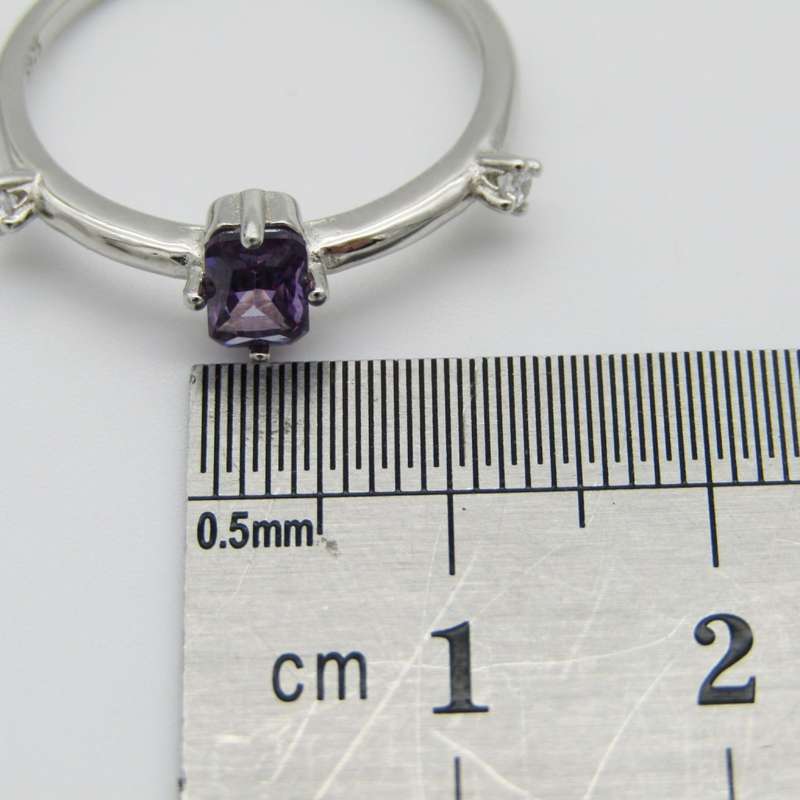 Sterling Silver ring with two clear stones and one purple stone - Size R - 2,2g