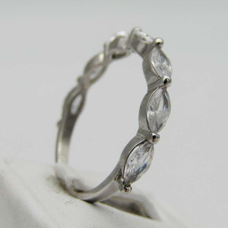 Sterling Silver ring with 7 clear stones - Size S - 2,1g
