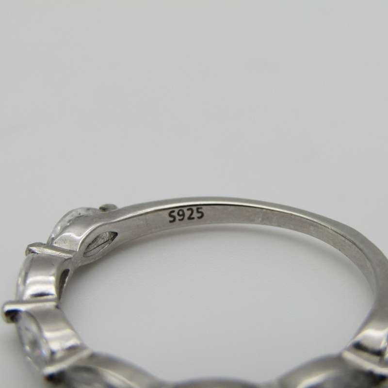 Sterling Silver ring with 7 clear stones - Size S - 2,1g